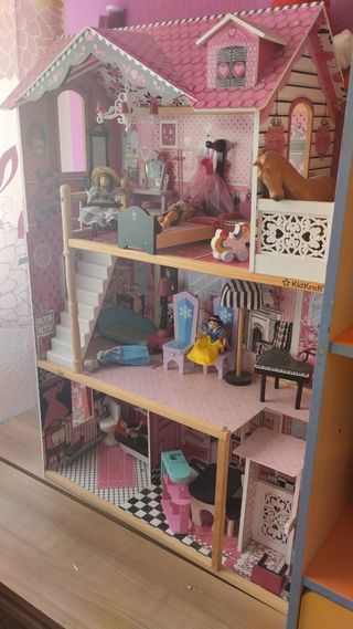 Casa de muñecas con ascensor