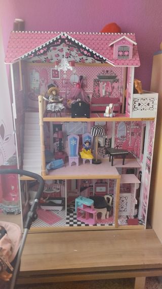 Casa de muñecas con ascensor