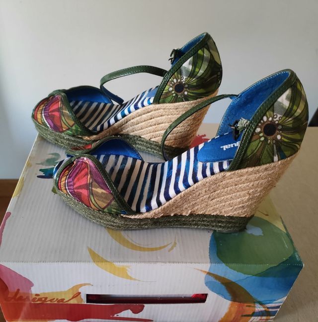 Sandalias cuña Desigual