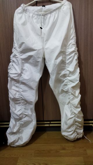 Pantalon parachute. S. *Regalo red