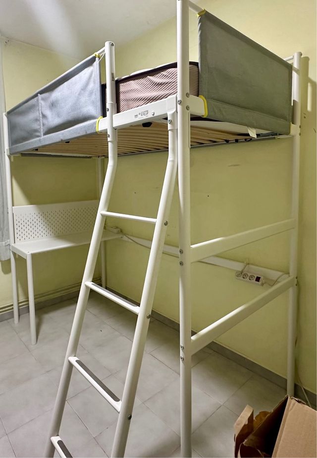 Cama alta Ikea de 90x 200 como nueva.