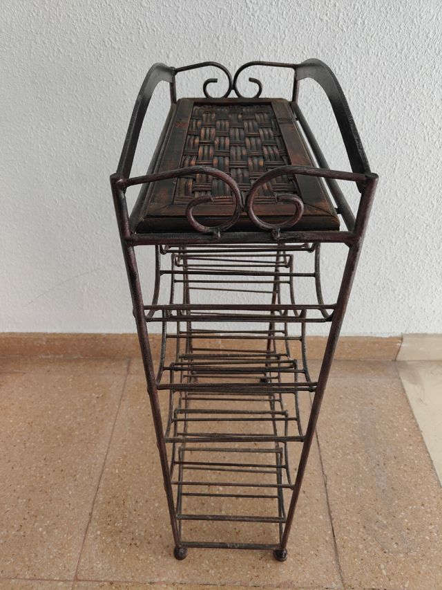 Botellero de forja envejecida y mimbre