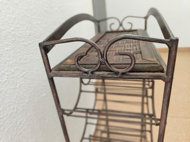 Botellero de forja envejecida y mimbre