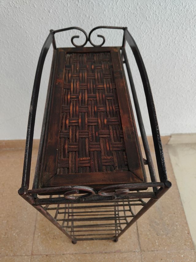 Botellero de forja envejecida y mimbre