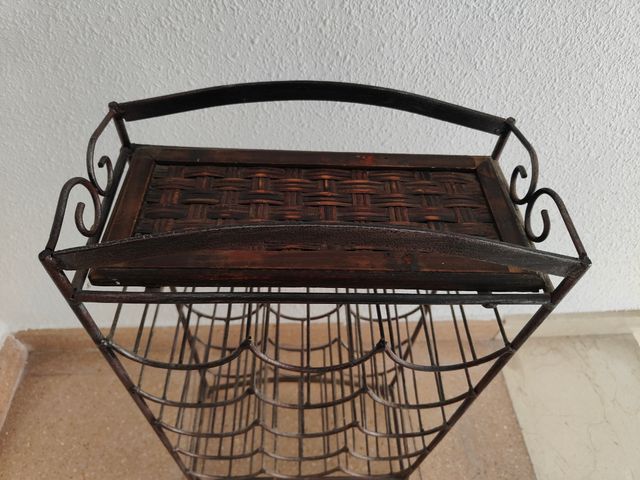 Botellero de forja envejecida y mimbre