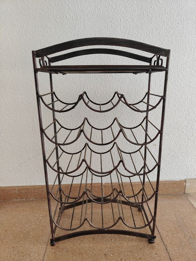 Botellero de forja envejecida y mimbre