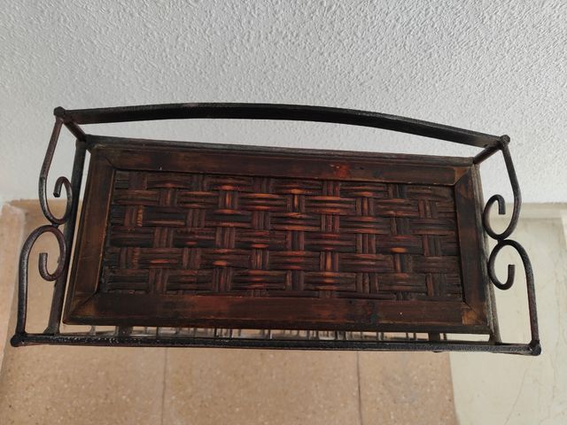 Botellero de forja envejecida y mimbre