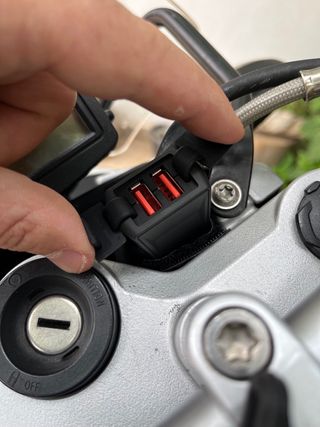 BMW R1200R con maletas y cofre originales