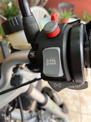 BMW R1200R con maletas y cofre originales