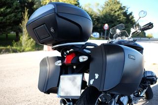 BMW R1200R con maletas y cofre originales