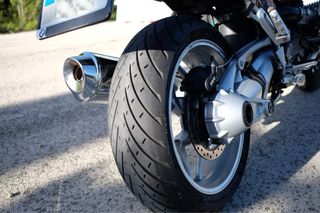 BMW R1200R con maletas y cofre originales