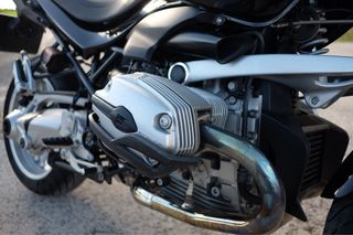 BMW R1200R con maletas y cofre originales