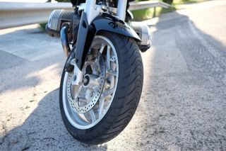 BMW R1200R con maletas y cofre originales