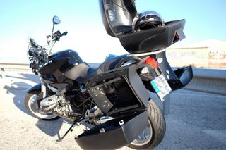 BMW R1200R con maletas y cofre originales