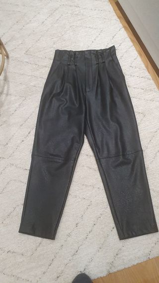 Pantalón polipiel Stradivarius. 