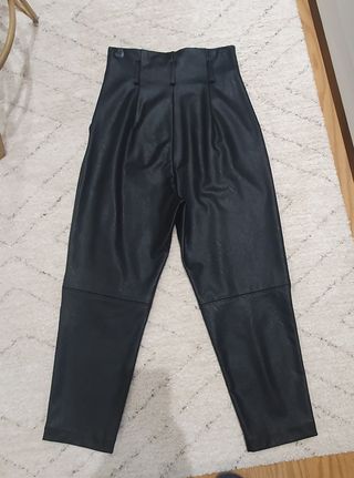 Pantalón polipiel Stradivarius. 