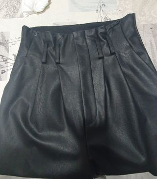 Pantalón polipiel Stradivarius. 