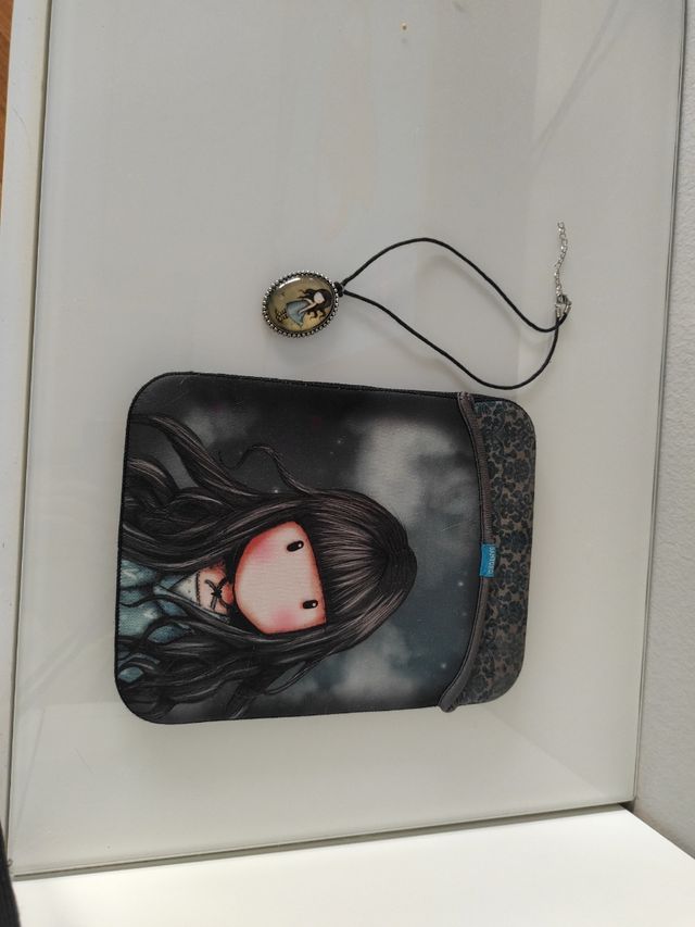 Funda tablet y collar Gorjuss
