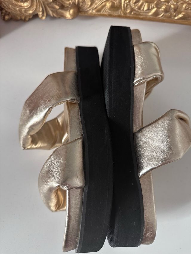 Sandalias doradas