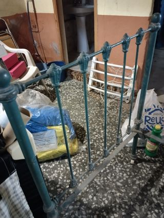 Cuna  de hierro macizo con ruedas de porcelana