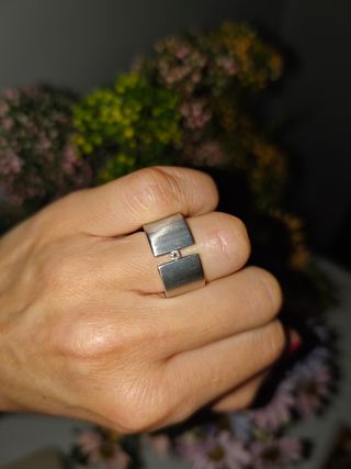 Anillo de diseño de acero de 11 con un Diamante