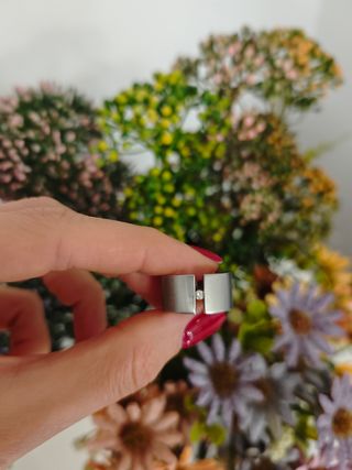 Anillo de diseño de acero de 11 con un Diamante