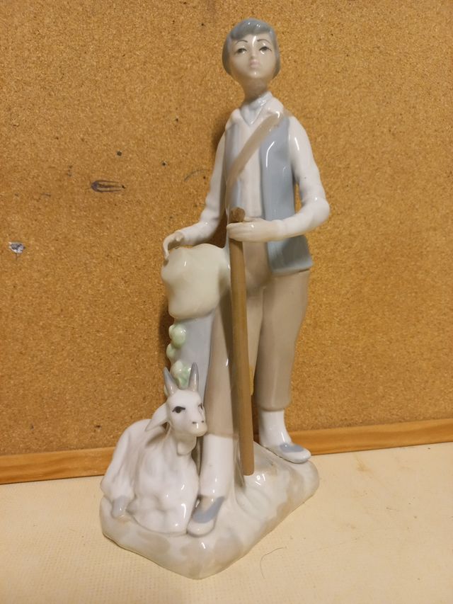 Figura porcelana Casades Niño con Cabra