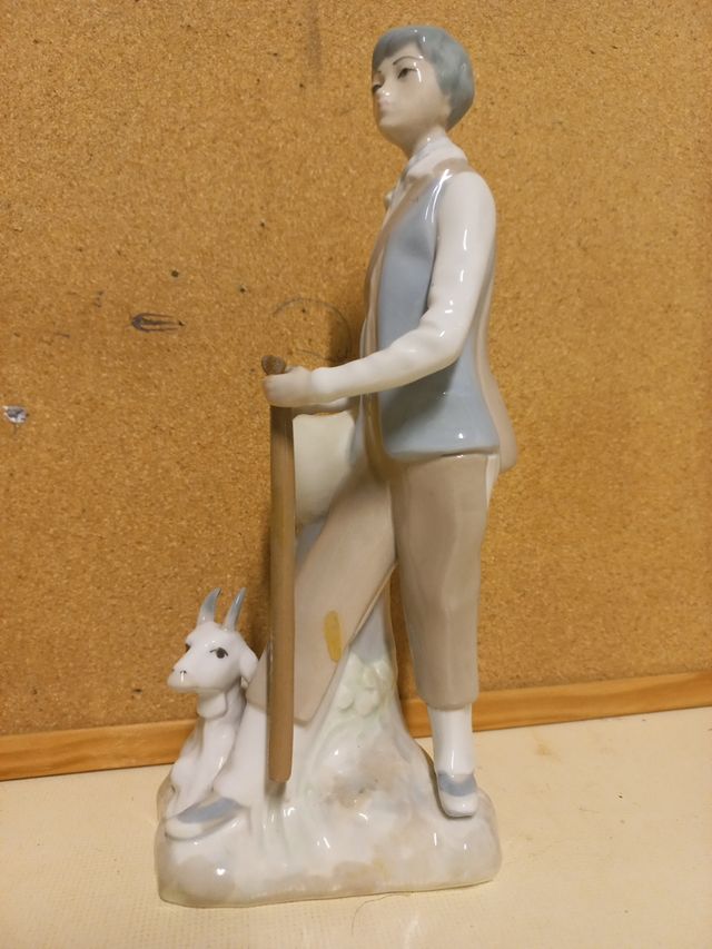 Figura porcelana Casades Niño con Cabra