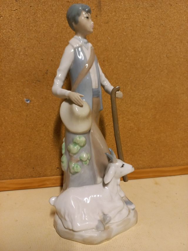 Figura porcelana Casades Niño con Cabra