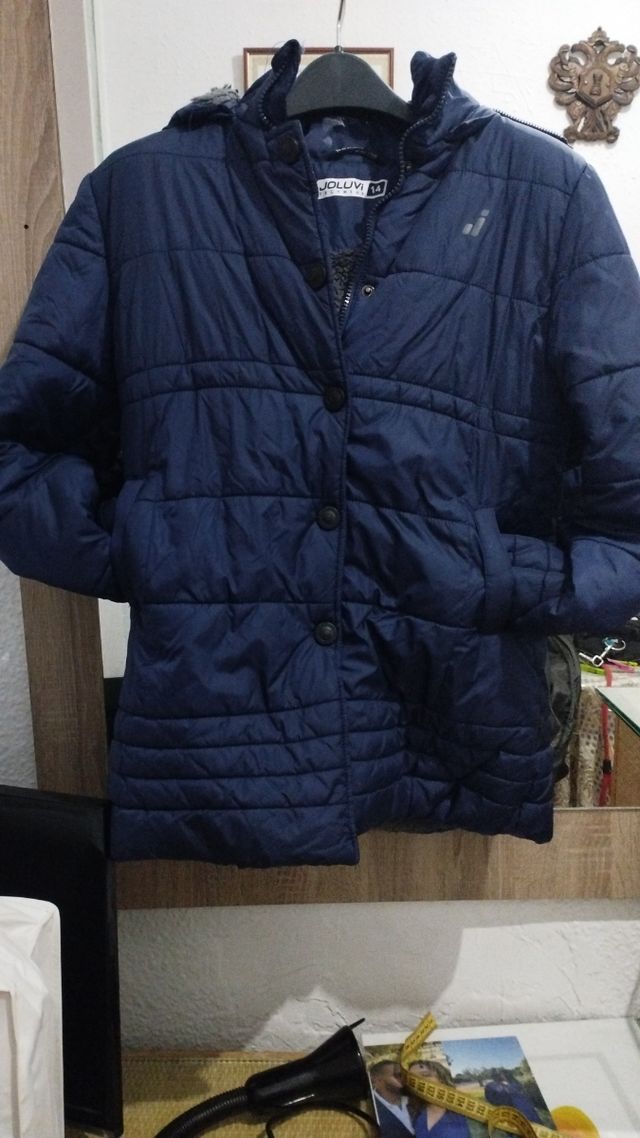 Chaqueta azul con capucha