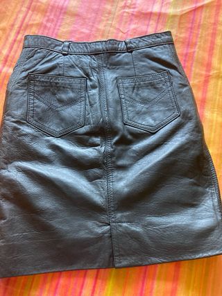 Falda piel negra ( talla 36-38)
