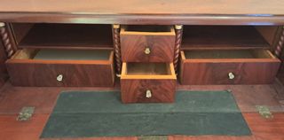 Cómoda escritorio Isabelina de caoba con cajón sec