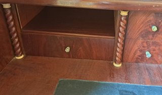 Cómoda escritorio Isabelina de caoba con cajón sec