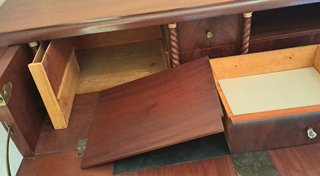 Cómoda escritorio Isabelina de caoba con cajón sec