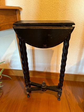 MESA MUY ANTIGUA
