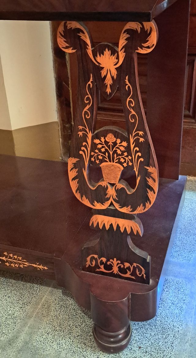 Consola Isabelina de caoba y marquetería de boj, s