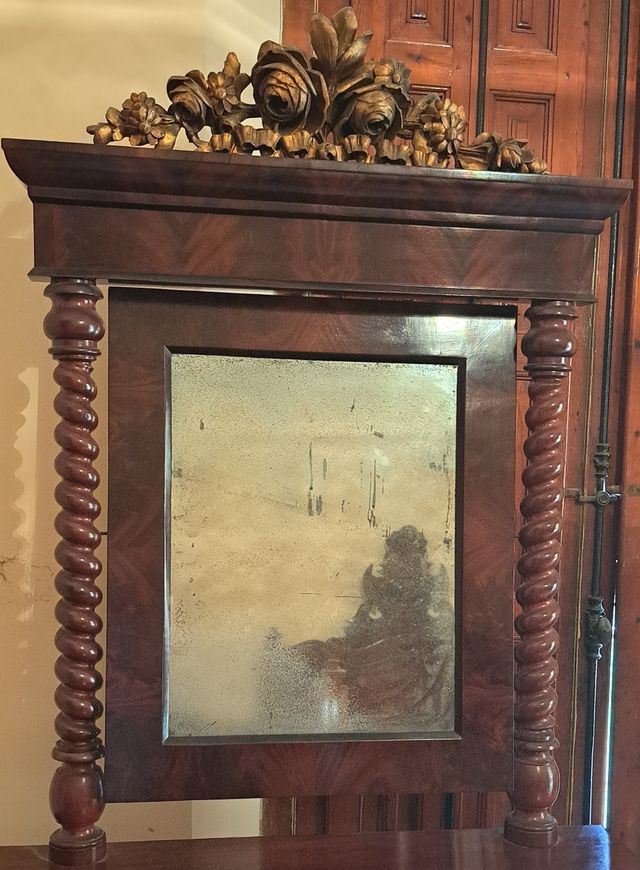 Consola Isabelina de caoba y marquetería de boj, s