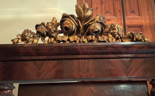 Consola Isabelina de caoba y marquetería de boj, s