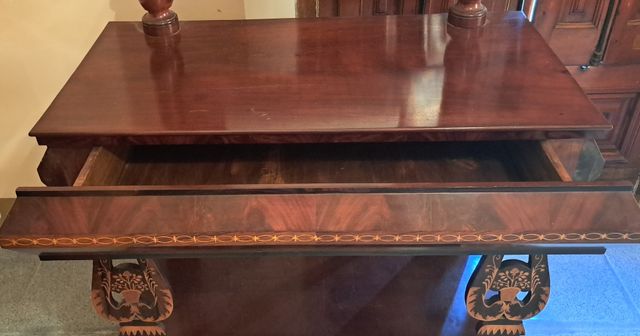 Consola Isabelina de caoba y marquetería de boj, s