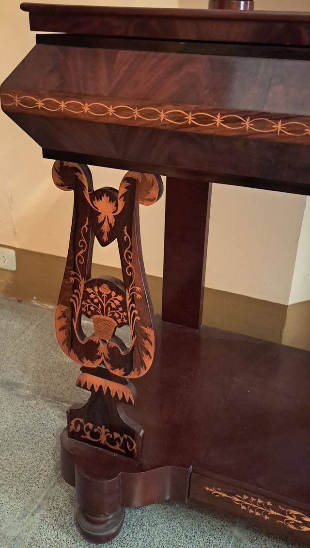 Consola Isabelina de caoba y marquetería de boj, s