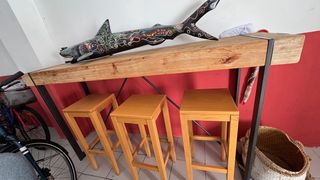 Mesa alta con sillas