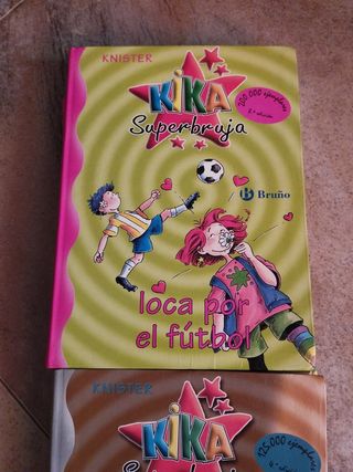 KIKA Súperbruja loca por el fútbol.