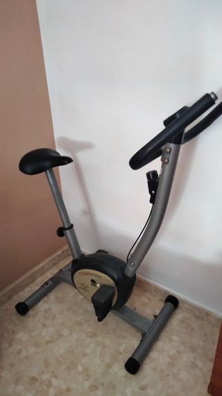 Bicicleta estática y mancuernas