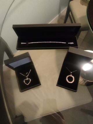 Conjunto de tres piezas de joyería de oro 