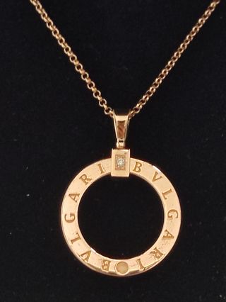 Conjunto de tres piezas de joyería de oro 