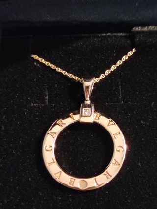 Conjunto de tres piezas de joyería de oro 