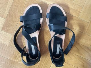 Sandalias tiras romanas negras 