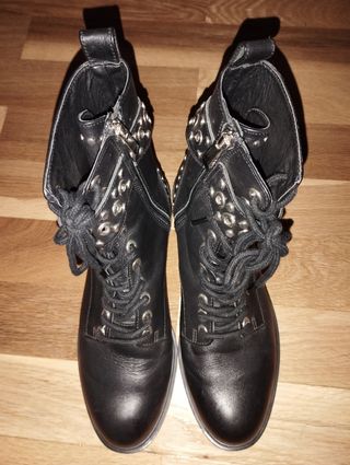Botín de piel Zara tachuelas