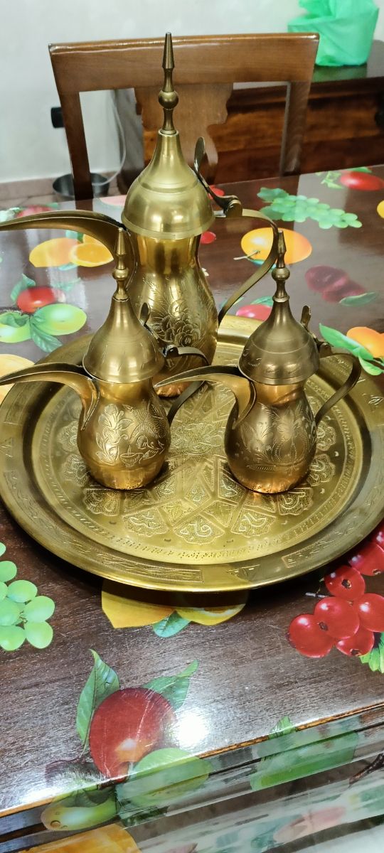3 caffettiere con piatto arabi