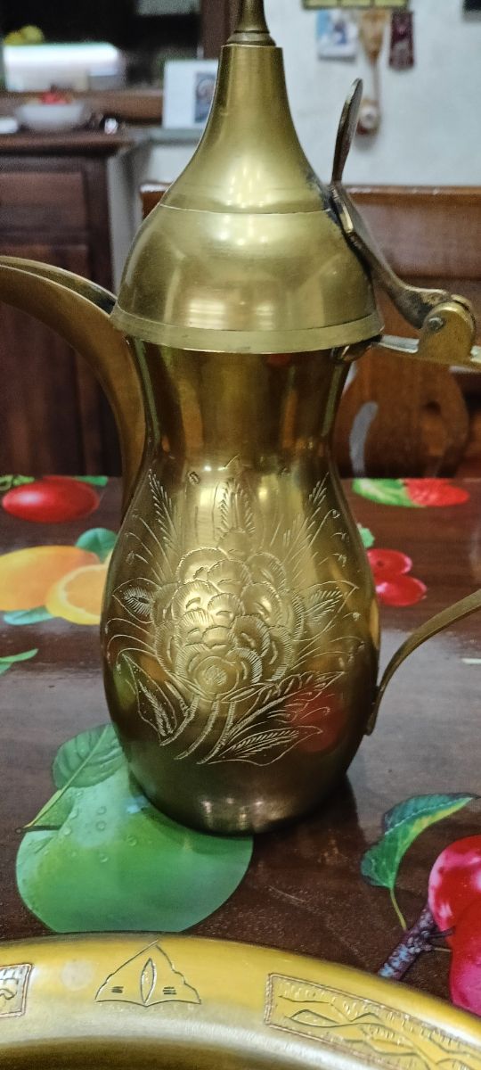 3 caffettiere con piatto arabi